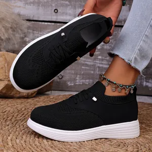 Lichtgewicht zwarte ademende mesh slip-on sneakers voor dames met comfortabele witte zolen