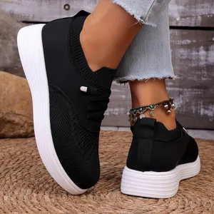 Detailweergave van ademende zwarte mesh slip-on loafers voor dames met dikke witte zolen