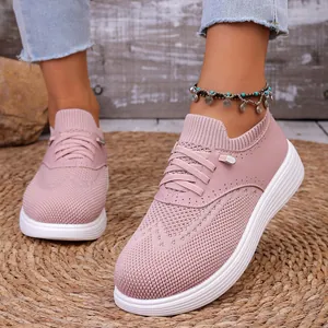 Ademende roze fly-knit slip-on loafers voor dames met lichte witte zool.