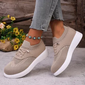 Ademende mesh platform loafers voor dames met decoratieve veters in beige kleur