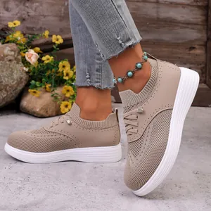 Comfortabele lichtgewicht beige ademende mesh loafers voor dames met witte zolen