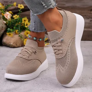 Casual beige fly-knit ademende instappers voor dames met witte dikke platformzool