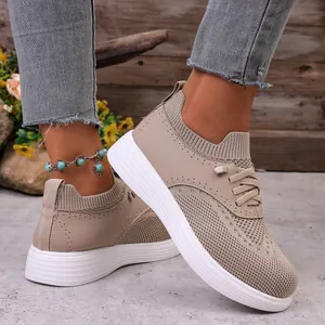 Detailweergave van ademende beige instappers voor dames met een witte platformzool.