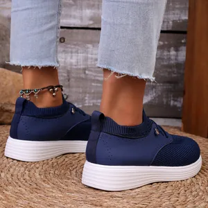 Zijaanzicht van marineblauwe ademende mesh loafers met lichtgewicht witte zolen voor dames