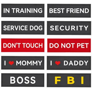 Detailansicht von zehn verschiedenen englischen Text-Patches für Hundegeschirre und Kleidung.
