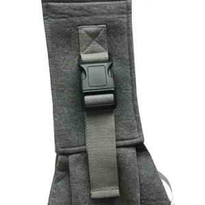 Detail van de grijze stoffen riem en zwarte gesp van de draagtas voor huisdieren