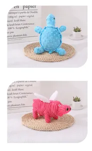 Vista dettagliata dei peluche per animali, tartaruga blu e maialino rosa alato con squeak