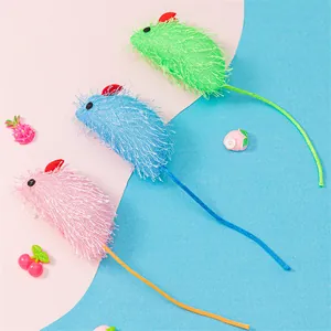 Vue détaillée de la texture moelleuse des jouets souris pour chats en tissu aiguille de pin