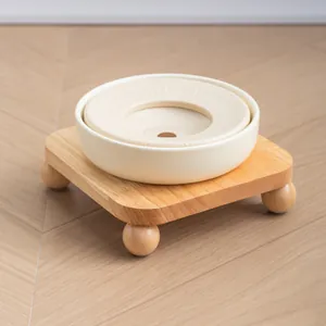 Gamelle en céramique pour animaux avec plateau flottant et support en bois de chêne.