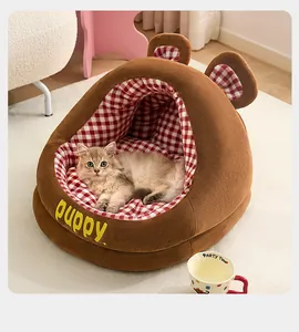 Cama acogedora para mascotas marrón con forro a cuadros rojos y un gato muy lindo