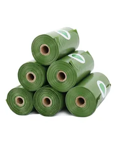 Vista detallada de seis rollos de bolsas verdes biodegradables para excrementos.