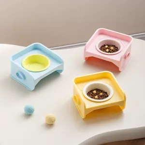 Verhoogde vierkante voerbakstandaard met keramische bakjes in pastelblauw, roze en geel