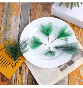 Détail de près de pics d'aiguilles de pin artificielles et mini sapins de Noël