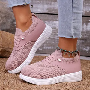 Stijlvolle roze ademende mesh dames loafers met dikke witte zool op een rustieke achtergrond
