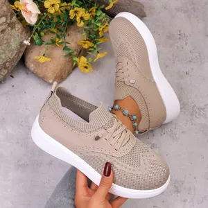 Ademende beige flyknit slip-on loafers voor dames met lichte zolen