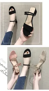 Vista detallada de sandalias de mujer con tacón de bloque bajo en negro, rosa y beige.