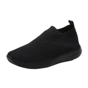 Άνετα μαύρα πλεκτά slip-on αθλητικά παπούτσια με αναπνεύσιμο πλέγμα και σόλα.