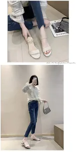 Vista de cuerpo completo y primer plano de sandalias beige de tacón bajo para mujer