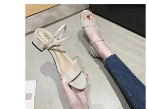 Sandalias beige de tacón bajo minimalistas con una correa funcional de dos posiciones distintas
