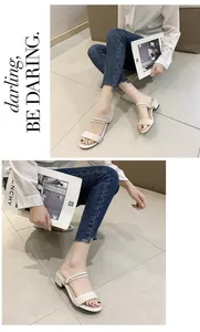 Sandalias de mujer beige con tacón bajo y correas dobles de diseño minimalista