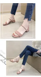 Primer plano de sandalias de gamuza rosa con tacón bajo y correas ajustables cómodas