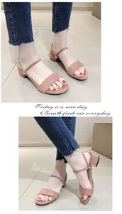 Detalle de las sandalias de ante rosa con tacón de bloque bajo para mujer elegante