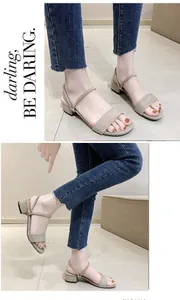 Vista detallada de sandalias beige de tacón bajo para mujer con correas ajustables