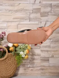 Nahaufnahme der rutschfesten, weichen Sohle dieser lässigen Keilsandalen für Damen