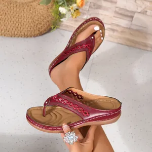 Vintage Keilsandalen für Damen in Burgund mit Ziernähten und weichen Sohlen.