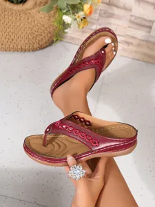Vintage burgunderrote Keilsandalen mit eleganten Kontrastnähten und Stickereien