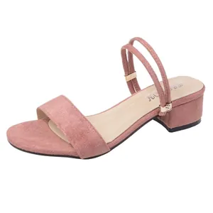 Elegantes sandalias de tacón bajo en ante rosa con un versátil diseño de correa de dos posiciones