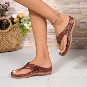 Elegante braune Retro Keilsandaletten mit Kontrastnähten und weicher Sohle