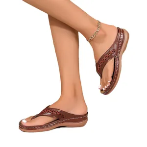 Braune Retro-Keilsandaletten für Damen aus Leder mit modischen weißen Ziernähten und weicher Sohle.
