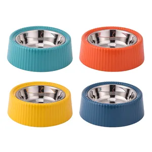 Set van 4 kleurrijke voerbakken met uitneembare rvs binnenschaal voor honden en katten