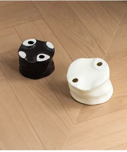 Cuencos únicos de cerámica para mascotas hechos a mano sobre suelo de madera clara