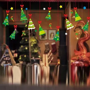 Vue détaillée de stickers de fenêtre festifs en forme de sapin de Noël et d'étoiles colorés.