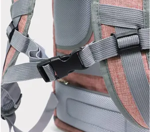 Detailansicht der atmungsaktiven Netzpolsterung und Schnalle an einem Haustierrucksack.