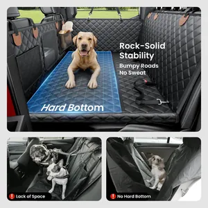 Vue détaillée comparant la housse de siège pour chien à fond rigide aux tapis souples.