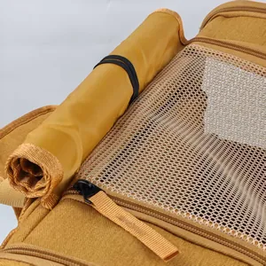 Detail van gaasvenster en oprolbare flap op gele uitbreidbare rugzak voor huisdieren.