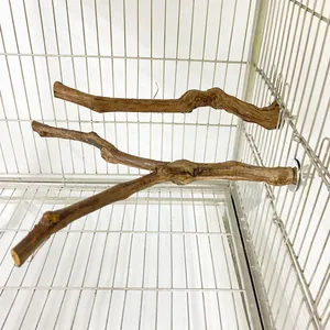 Detailansicht von Sitzstangen aus Naturrebenholz in einem Vogelkäfig aus Metalldraht