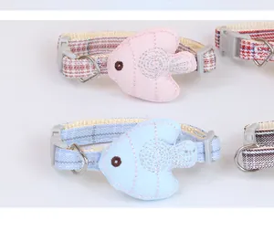 Dettaglio di collari per gatti regolabili con decorazioni a pesce e fibbie in plastica