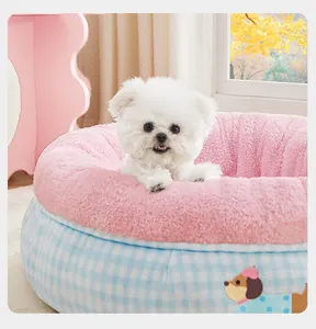 Interior de felpa rosa suave y patrón de cuadros azules en una acogedora cama para mascotas