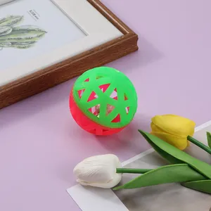 Detailansicht eines lebhaften grün-pinkfarbenen Gummi-Hundetrainingsball-Spielzeugs.