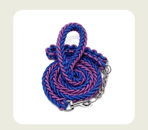 Vue détaillée de la laisse pour chien en nylon tressé à huit brins, couleur bleu et violet