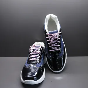 Gedetailleerd overzicht van Harajuku-sneakers met glanzend lakleer en roze veters