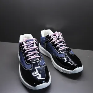 Detail van Harajuku sneakers met blauwe polka dot canvas en glanzend zwarte afwerking