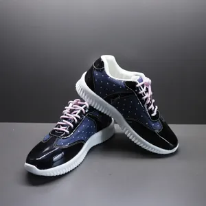 Gedetailleerde close-up van stijlvolle casual sneakers met polkadot denim en roze veters