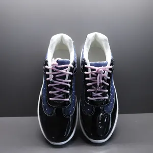 Gedetailleerd overzicht van mooie Harajuku sneakers met zwart lakleer en roze veters