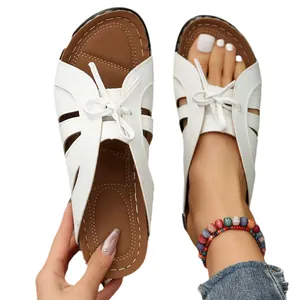 Κομψά λευκά πέδιλα με πλατφόρμα, peep-toe, διακοσμητικό φιόγκο και ρωμαϊκό σχέδιο