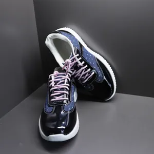 Stijlvolle sneakers in Harajuku-stijl met polka dot denim en mooie roze veters